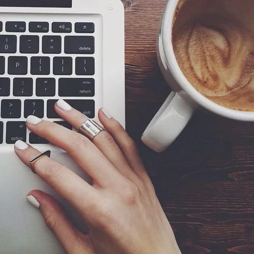 #maniMonday: Αυτό είναι το απόλυτο καλοκαιρινό χρώμα για τα νύχια