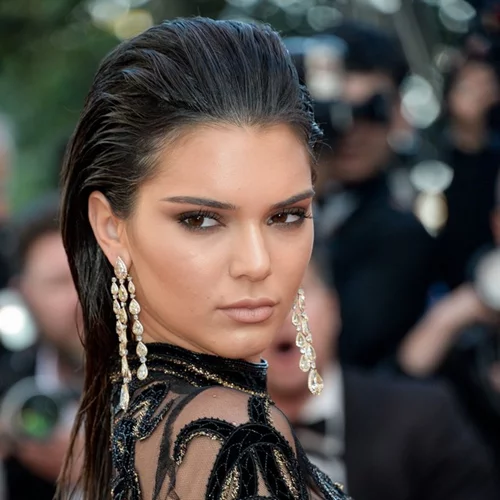 Kendall Jenner: Φωτογραφίζεται πρώτη φορά για το εξώφυλλο της Vogue!