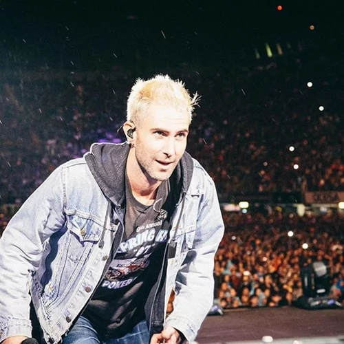 Adam Levine: Δείχνει (και αυτός) τη φουσκωμένη του κοιλιά μαζί με τη Behati