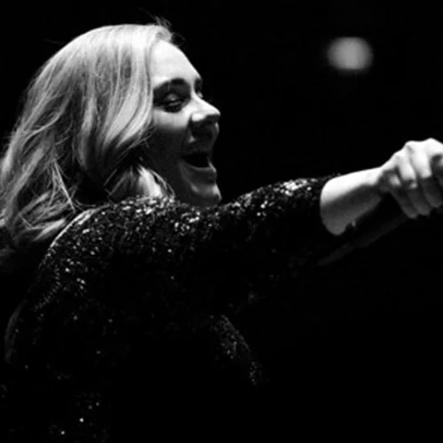 Adele: Ξέχασε τους στίχους τραγουδιού on stage