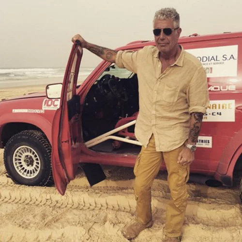 Ο Anthony Bourdain πίνει και τραγουδά στη Νάξο