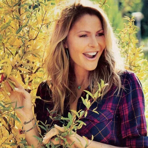 Σαν αδερφές! Βρήκαμε τη σούπερ διάσημη σωσία της Τζένης Μπαλατσινού