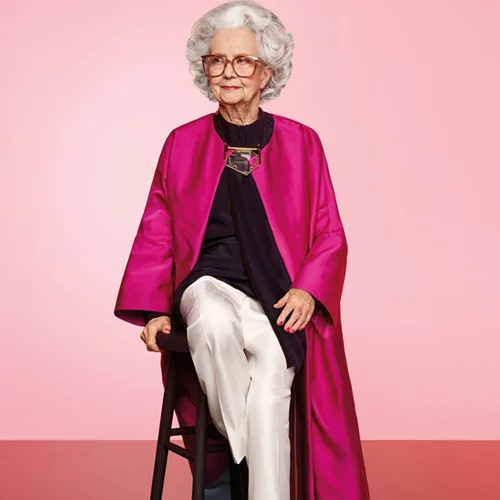 Για πρώτη φορά μοντέλο... 100 ετών ποζάρει για τα γενέθλια της Vogue