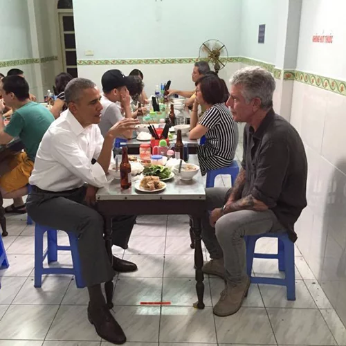 Obama-Bourdain: Τρώνε μαζί με 6 δολάρια