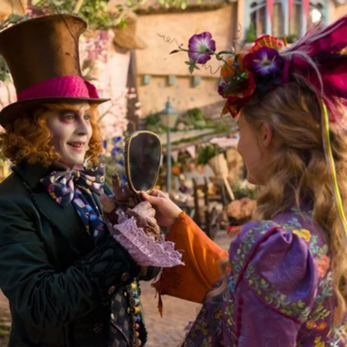 Η Αλίκη μέσα από τον καθρέφτη: Η costume designer της ταινίας μιλά για τα φαντασμαγορικά κοστούμια που θα δούμε