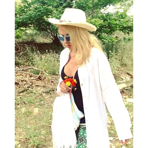 Ελένη Μενεγάκη: Φωτογραφίες από τον παράδεισό της την στην Άνδρο!