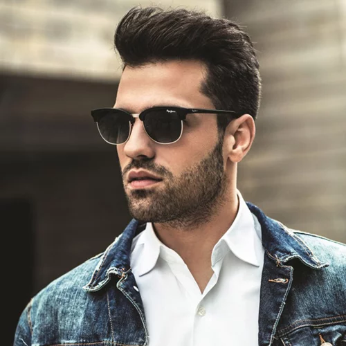 Κωνσταντίνος Αργυρός: Φωτογραφίζεται με τα γυαλιά ηλίου που θέλουν να φορέσουν όλοι!