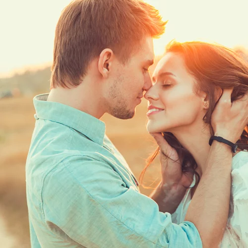 Πώς να φλερτάρεις χωρίς να μιλάς | Η γλώσσα του σώματος και η χρήση των μαλλιών