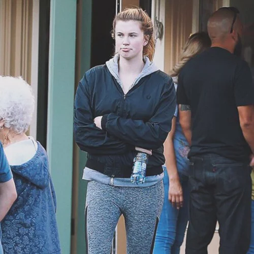 Σίγουρα δεν αναγνωρίζεις ποια είναι η αμακιγιάριστη σταρ της φωτογραφίας