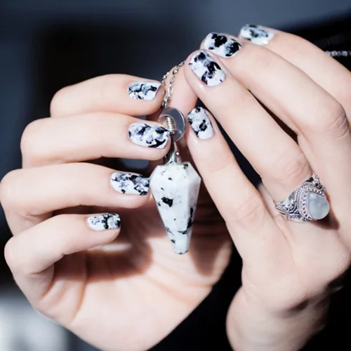 Κι όμως, γίνεται! Πέτυχε το πιο cool nail art μουτζουρώνοντας τα νύχια σου (video)