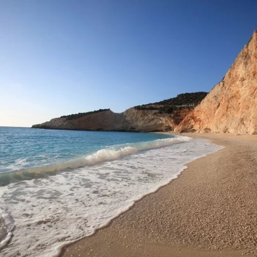 Αυτές είναι οι 430 παραλίες στην Ελλάδα που πήραν «Γαλάζια Σημαία»