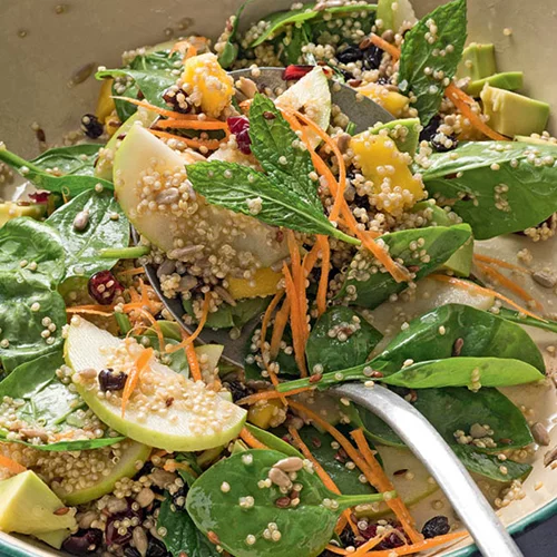 Συνταγή για σαλάτα κινόα με super food και dressing εσπεριδοειδών από την Αργυρώ Μπαρμπαρίγου