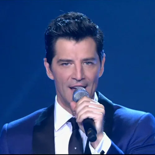 Ο Σάκης Ρουβάς αγκαλιά με τον νεογέννητο γιο του!