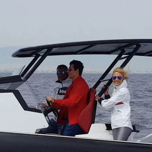 Γιώργος Λιάγκας - Φαίη Σκορδά: Βόλτα με το σκάφος παρέα με τον Σάκη Ρουβά