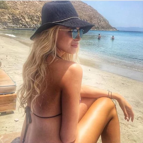 Πρώτη μέρα καύσωνα και οι εγχώριες stars έβαλαν τα μαγιό τους