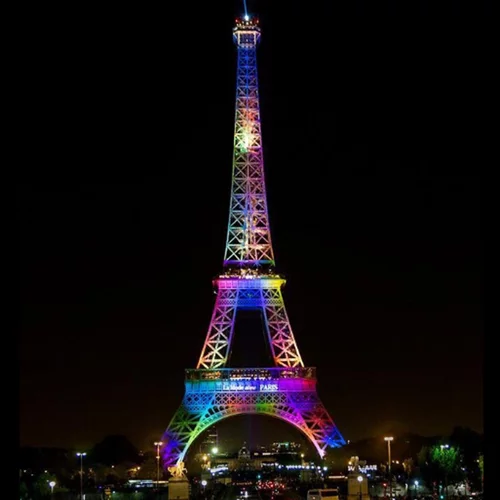Στα χρώματα του ουράνιου τόξου της κοινότητας LGBT ο Πύργος του Άιφελ