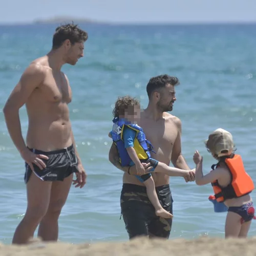 Γιώργος Μανίκας - Στέλιος Χανταμπάκης: Με τα παιδιά τους για μπάνιο