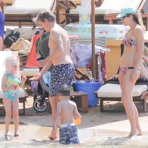 Μαριέττα Χρουσαλά – Λέων Πατίτσας: Στην παραλία με τα παιδιά τους