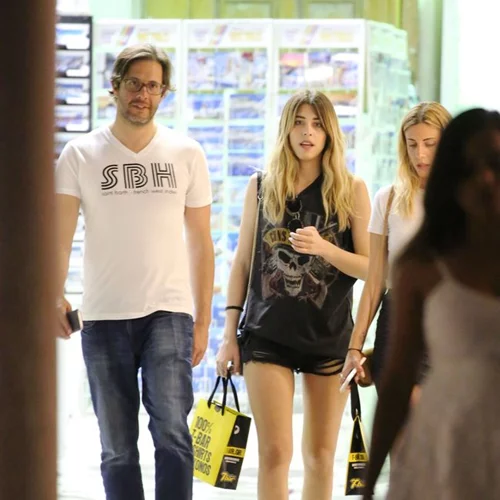 Demy: Βόλτες στα σοκάκια της Μυκόνου με τον Τέρι Ντούγκας