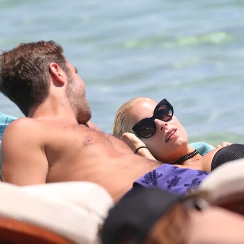 Δούκισσα Νομικού: Με μπικίνι σε παραλία της Μυκόνου