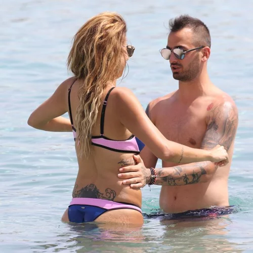 Ελένη Χατζίδου: Με μπικίνι σε παραλία της Μυκόνου