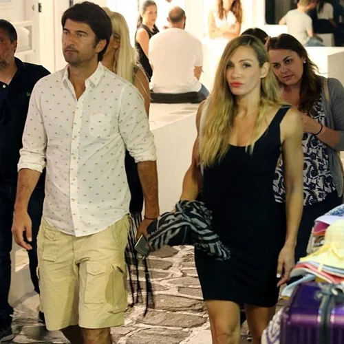 Ίλια Ίβιτς- Ελένη Πετρουλάκη: Βόλτες στα σοκάκια της Μυκόνου!