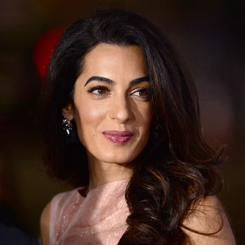 Η Amal Clooney πρωταγωνιστεί για πρώτη φορά σε εξώφυλλο της Vogue
