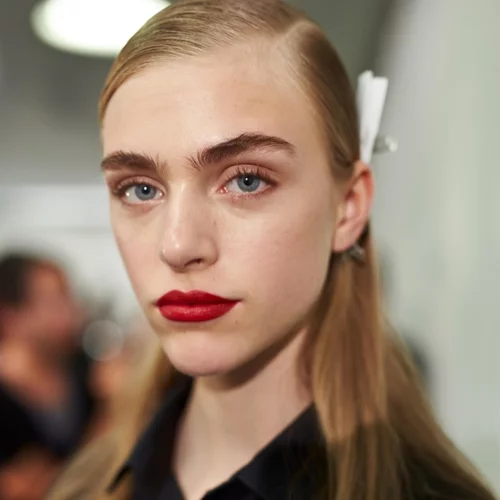 Το μυστικό για πλούσια φρύδια βρίσκεται στην κουζίνα σου