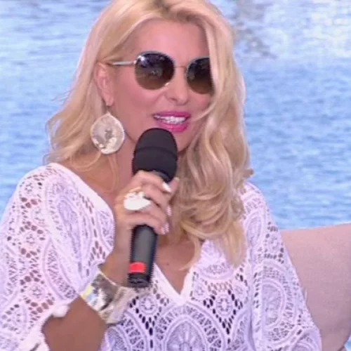 Ελένη Μενεγάκη: Η εντυπωσιακή εμφάνιση στη Νάξο