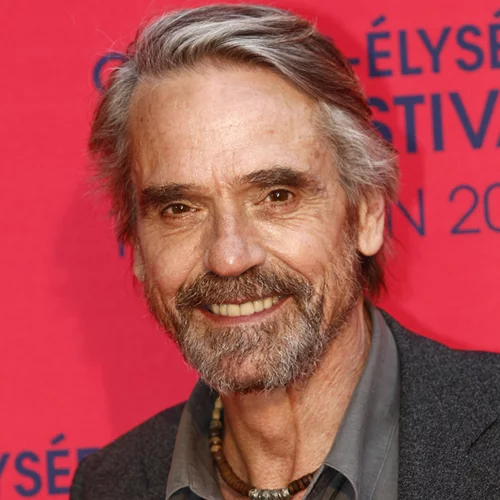 Ο Jeremy Irons γιορτάζει στην Αθήνα τα γενέθλια της Βασίλισσας Ελισάβετ