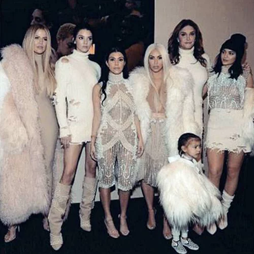 Kardashians: Σου δείχνουν πώς να εντάξεις στα looks σου το απόλυτο χρώμα της σεζόν