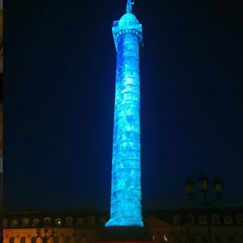 Ο Karl Lagerfeld φωταγωγεί τη στήλη της Place Vendome