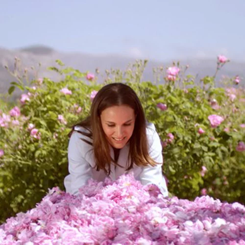 Natalie Portman: Δες τη νέα μικρή ταινία της για το καινούριο Miss Dior Absolutely Blooming