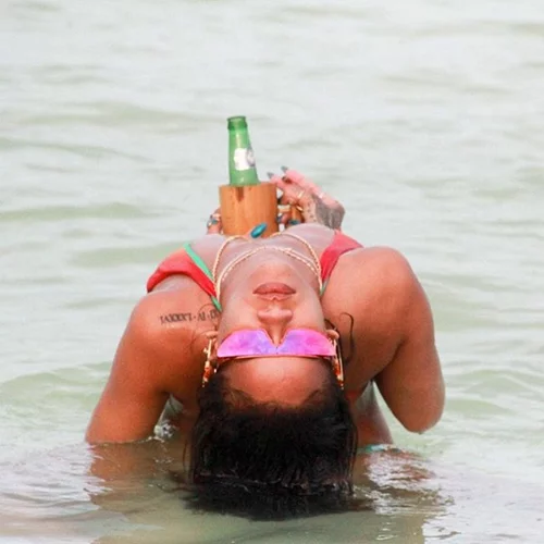 Rihanna: Ποζάρει στις πιο αποκαλυπτικές πόζες με το μαγιό της