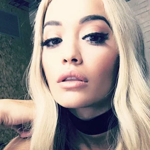 Rita Ora: Φοράει ένα από τα πιο μεγάλα trend της επόμενης σεζόν