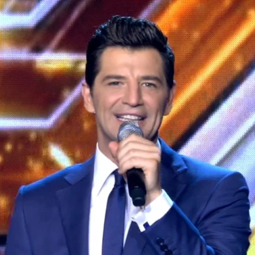 Σάκης Ρουβάς: Παιχνίδια στο σπίτι με το σκύλο του, τη Μάγια