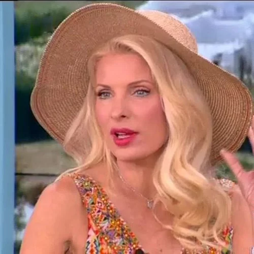 Ελένη Μενεγάκη: Σε καλοκαιρινή διάθεση - Το πλατό έγινε παραλία