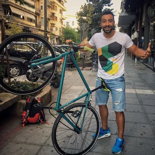 O Σάκης Τανιμανίδης μας συστήνει τη μητέρα του