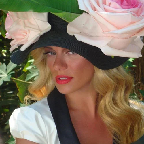 Ζέτα Μακρυπούλια: Παιχνίδια στο πάτωμα με τα δίδυμα της Ρούλας Ρέβη