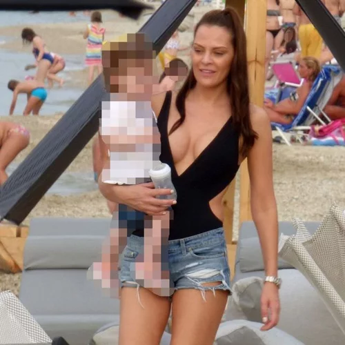 Υβόννη Μπόσνιακ - Αντώνης Ρέμος: Στην Χαλκιδική με την μικρή Ελένη