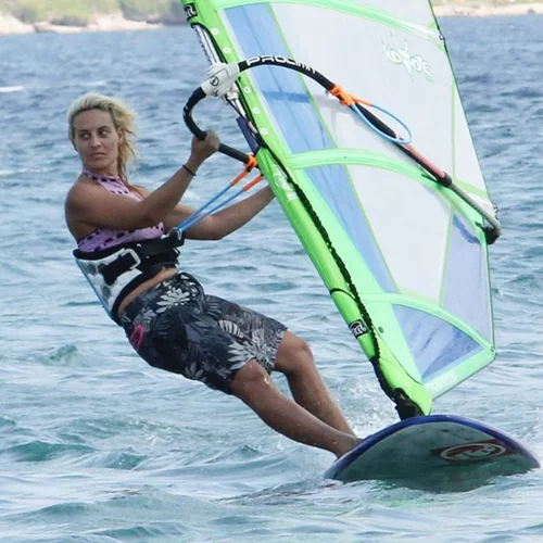 Ελεονώρα Μελέτη: Δείτε την να κάνει windsurfing