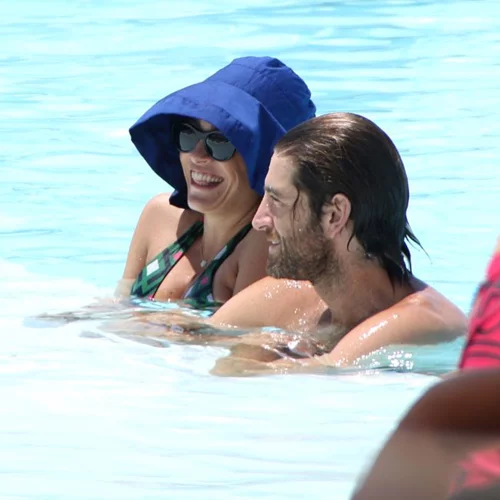 Τζένη Μπότση: Δείτε τη με μαγιό να απολαμβάνει τις βουτιές της μαζί με το σύντροφό της