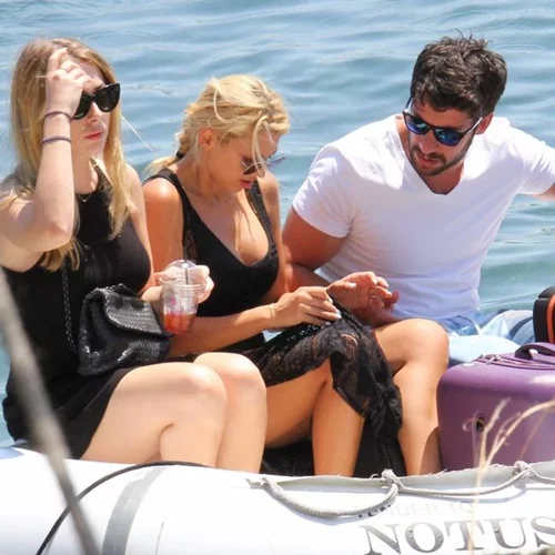 Κωνσταντίνα Σπυροπούλου - Γιώργος Κωτσοβός: Αγκαλιά στο φουσκωτό