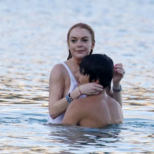 Lindsay Lohan: Δείτε τη με μαγιό να απολαμβάνει τις βουτιές της μαζί με το σύντροφό της