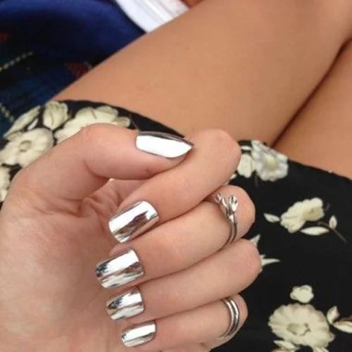 #maniMonday: Τι γίνεται πλέον με τα mirror nails;