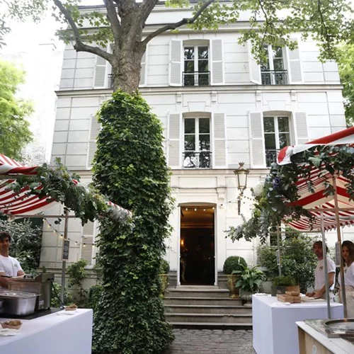 Chiara Ferragni: Με διάφανο φόρεμα και άλλες fashion bloggers σε πάρτι έκπληξη! (φωτογραφίες)