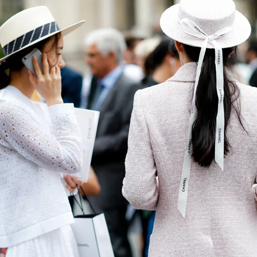 Haute Couture Week: Τα πιο hot trends της επόμενης σεζόν στις street style εμφανίσεις