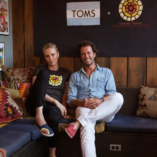 Τι κάνει η Charlize Theron με την TOMS;