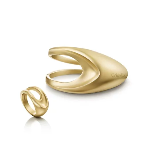 Calvin Klein: Αυτά είναι τα πιο κομψά κοσμήματα για τις διακοπές σου