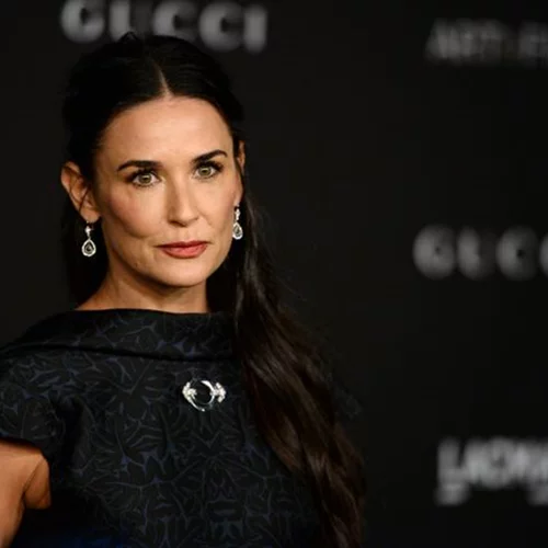 Διακοπές στην Ελλάδα για την Demi Moore | Η φωτογραφία με φούξια μπικίνι στα 59 της χρόνια